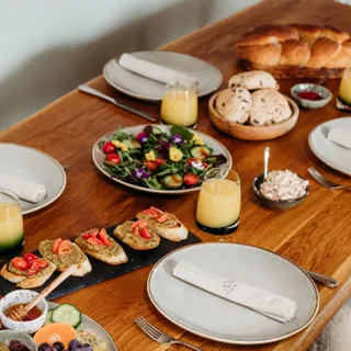 🍅 Auf unseren Osterbrunch-Tisch gehören heute unsere Tomaten-Olivenbrötchen und der aromatische Rosmarin-Tomaten-Dip – mediterraner Genuss zum Teilen. 🌿

✨ Wenn Du noch Inspiration für Deinen Osterbru