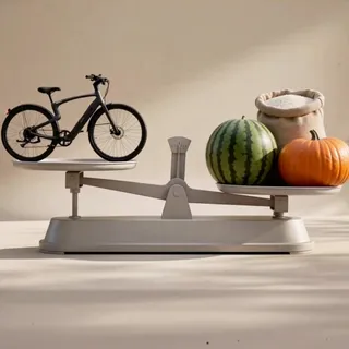 🚴‍♂️ Lightness, redefined.
What does “light” really look like when it’s taken out of numbers and into the real world?🤔
A frame so light it almost feels unreal — placed next to everyday objects, famili