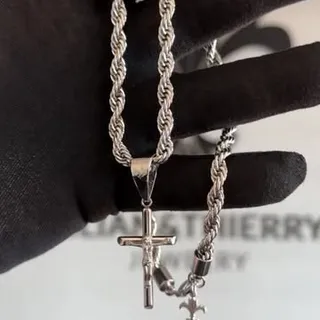 Glaube trifft auf Design.
Unsere 6mm L&T Rope Chain mit Kreuz Anhänger – Stärke, die man trägt.
#FaithAndFashion #lilianthierry #Timeless