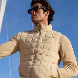The Piazza Bodywarmer has clean structure, presence and makes no compromises.

Built for movement, made to stand out. 
Layer it. Own it. Move different.